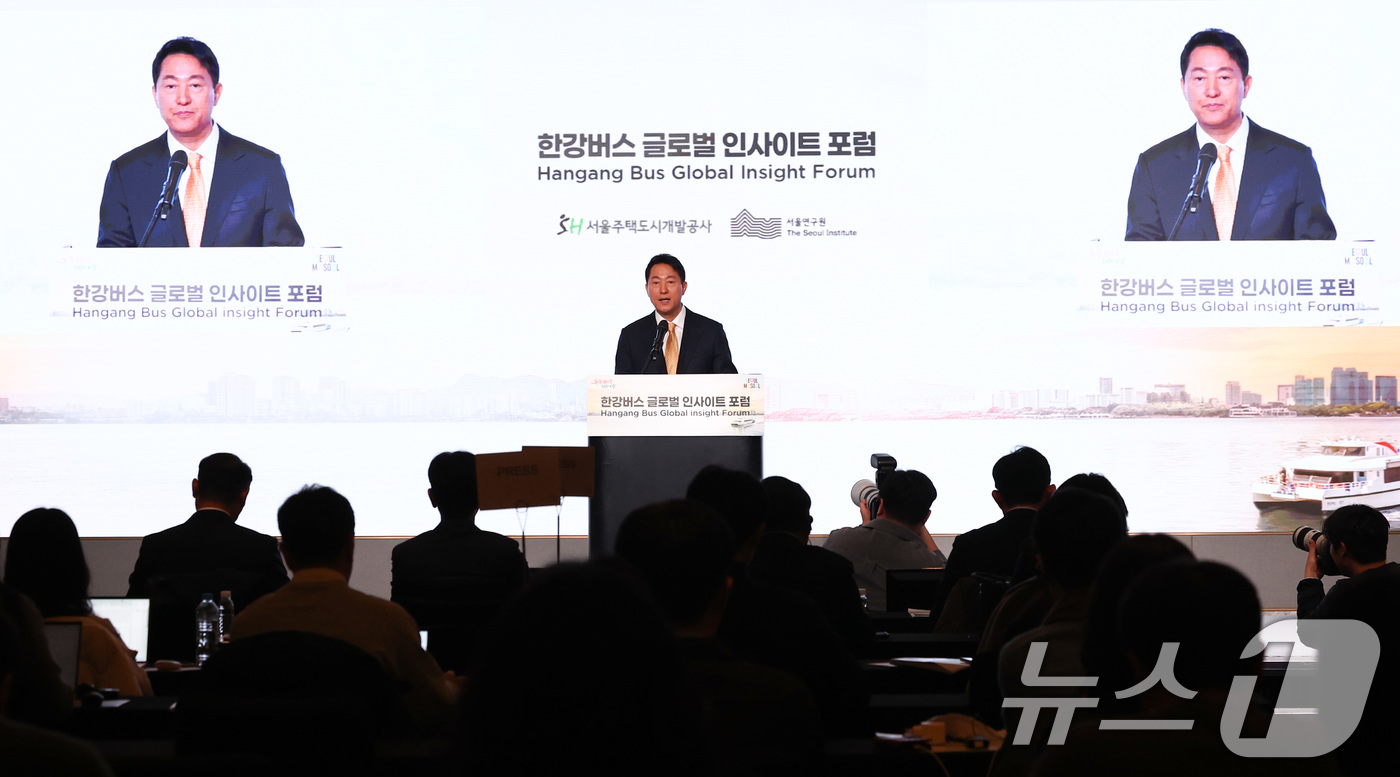 (서울=뉴스1) 최지환 기자 = 오세훈 서울시장이 24일 서울 마포구 호텔나루 서울 엠갤러리에서 열린 한강버스 글로벌 인사이트 포럼에서 인사말을 하고 있다. 2026.2.24/뉴스 …