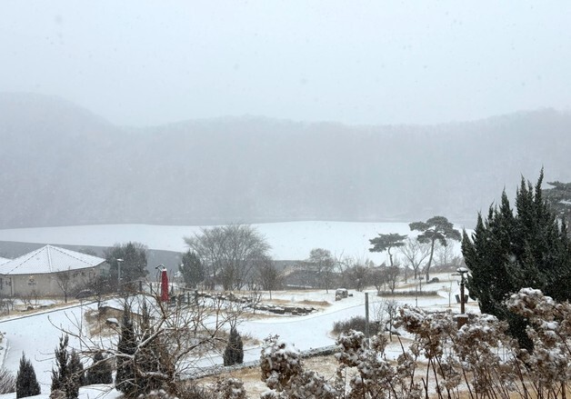 "대청호 곳곳 결빙"…옥천군 친환경 도선 정식 운항 지연