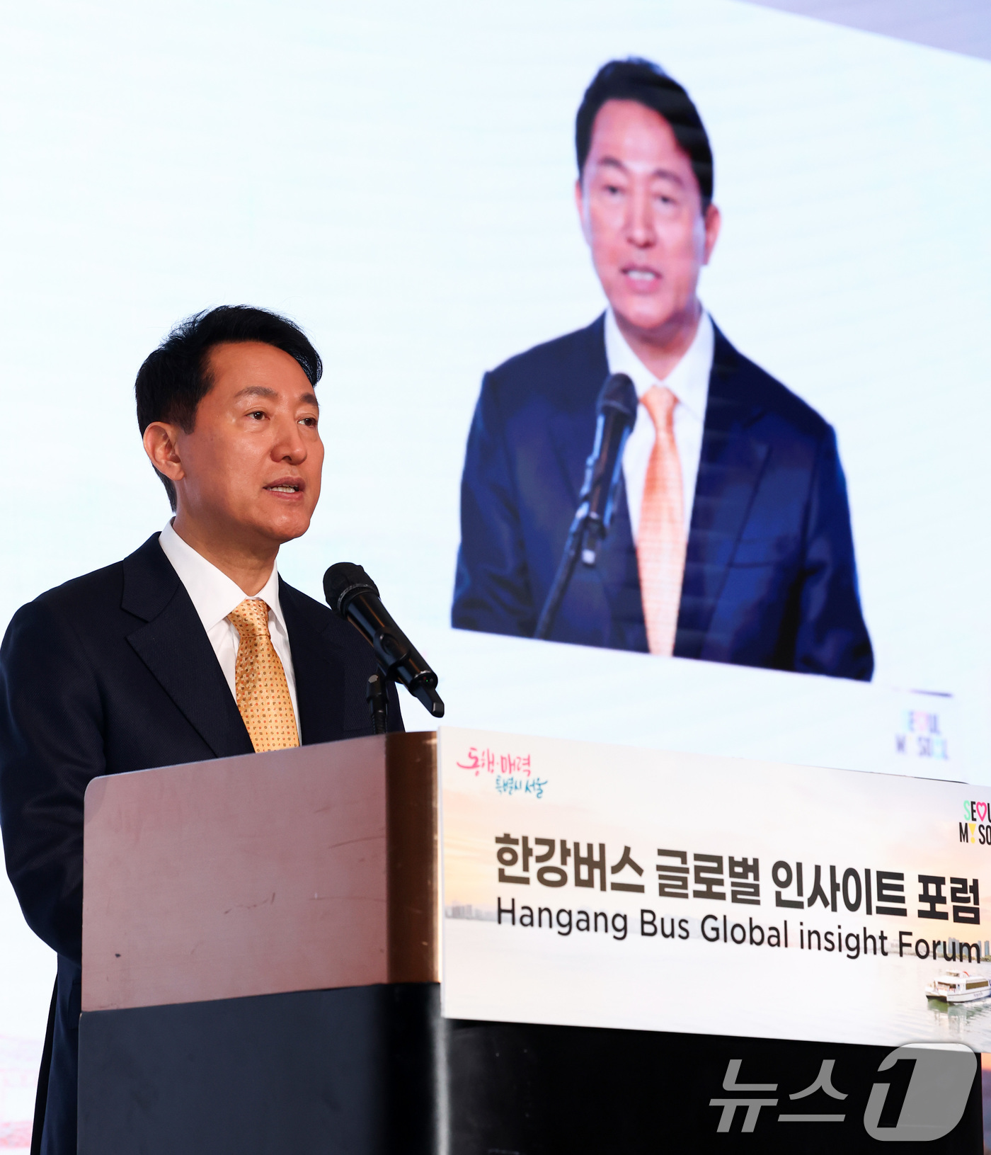 (서울=뉴스1) 최지환 기자 = 오세훈 서울시장이 24일 서울 마포구 호텔나루 서울 엠갤러리에서 열린 한강버스 글로벌 인사이트 포럼에서 인사말을 하고 있다. 2026.2.24/뉴스 …