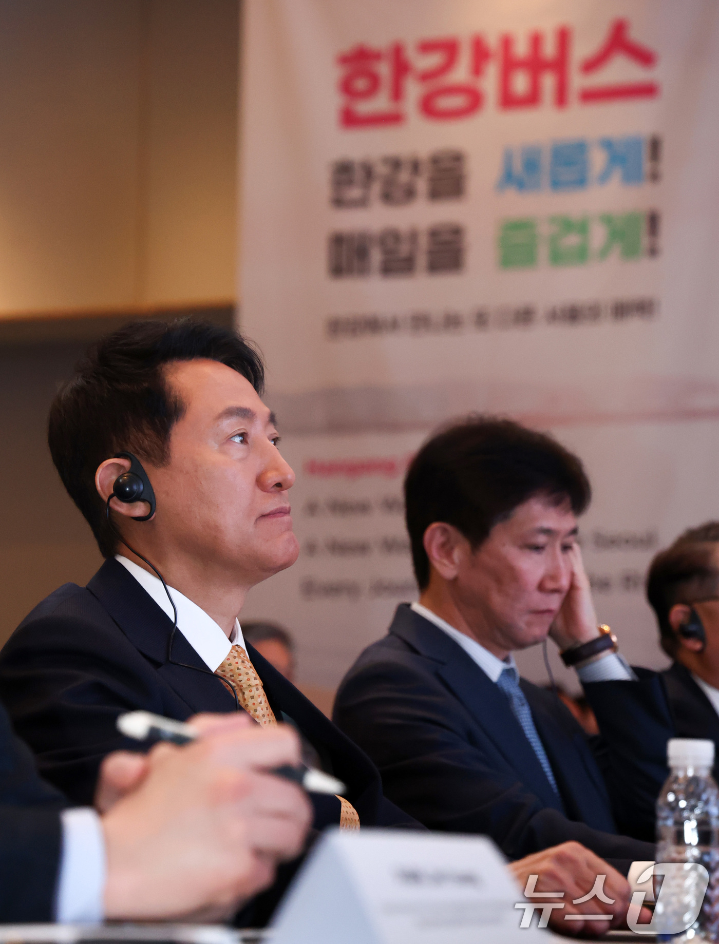 (서울=뉴스1) 최지환 기자 = 오세훈 서울시장이 24일 서울 마포구 호텔나루 서울 엠갤러리에서 열린 한강버스 글로벌 인사이트 포럼에 참석해 발표를 듣고 있다. 2026.2.24/ …