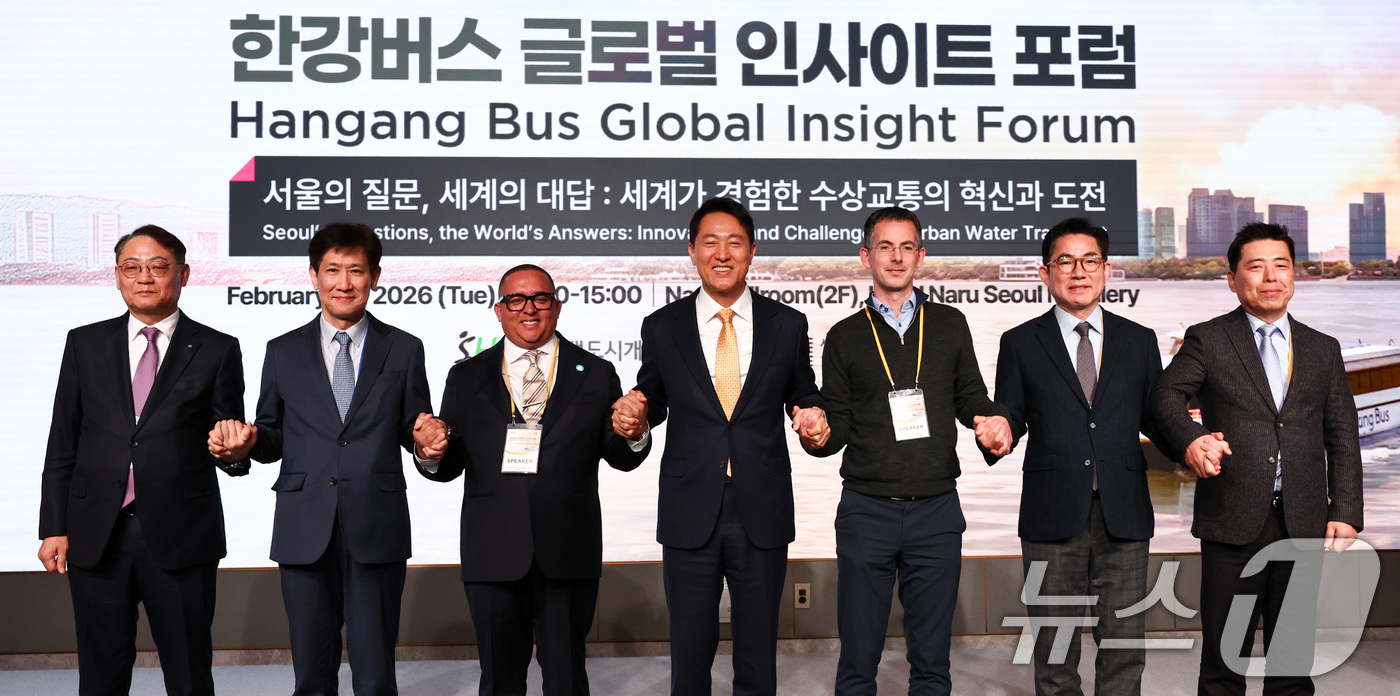 (서울=뉴스1) 최지환 기자 = 오세훈 서울시장이 24일 서울 마포구 호텔나루 서울 엠갤러리에서 열린 한강버스 글로벌 인사이트 포럼에서 참석자들과 기념촬영을 하고 있다. 2026. …