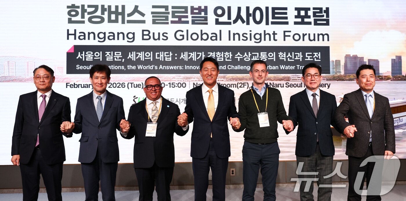 본문 이미지 - 오세훈 서울시장이 24일 서울 마포구 호텔나루 서울 엠갤러리에서 열린 한강버스 글로벌 인사이트 포럼에서 참석자들과 기념촬영을 하고 있다. 2026.2.24 ⓒ 뉴스1 최지환 기자