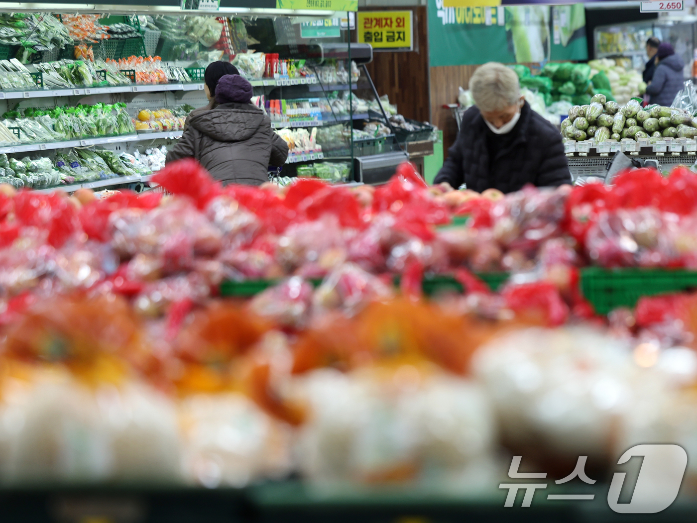 (서울=뉴스1) 황기선 기자 = 24일 서울 시내 한 대형마트 농축산물 코너에서 시민들이 장을 보고 있다.한국은행이 이날 발표한 '2026년 1월 생산자물가지수(잠정)'에 따르면 …