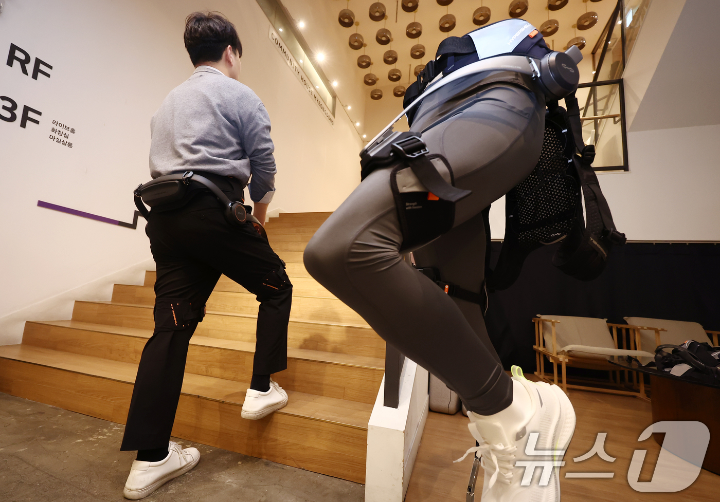 (서울=뉴스1) 김민지 기자 = 24일 서울 중구 커뮤니티하우스 마실에서 열린 브이디로보틱스 '하이퍼쉘' 국내 론칭 기자간담회에서 직원이 야외활동을 위한 웨어러블 로봇 하이퍼쉘을 …