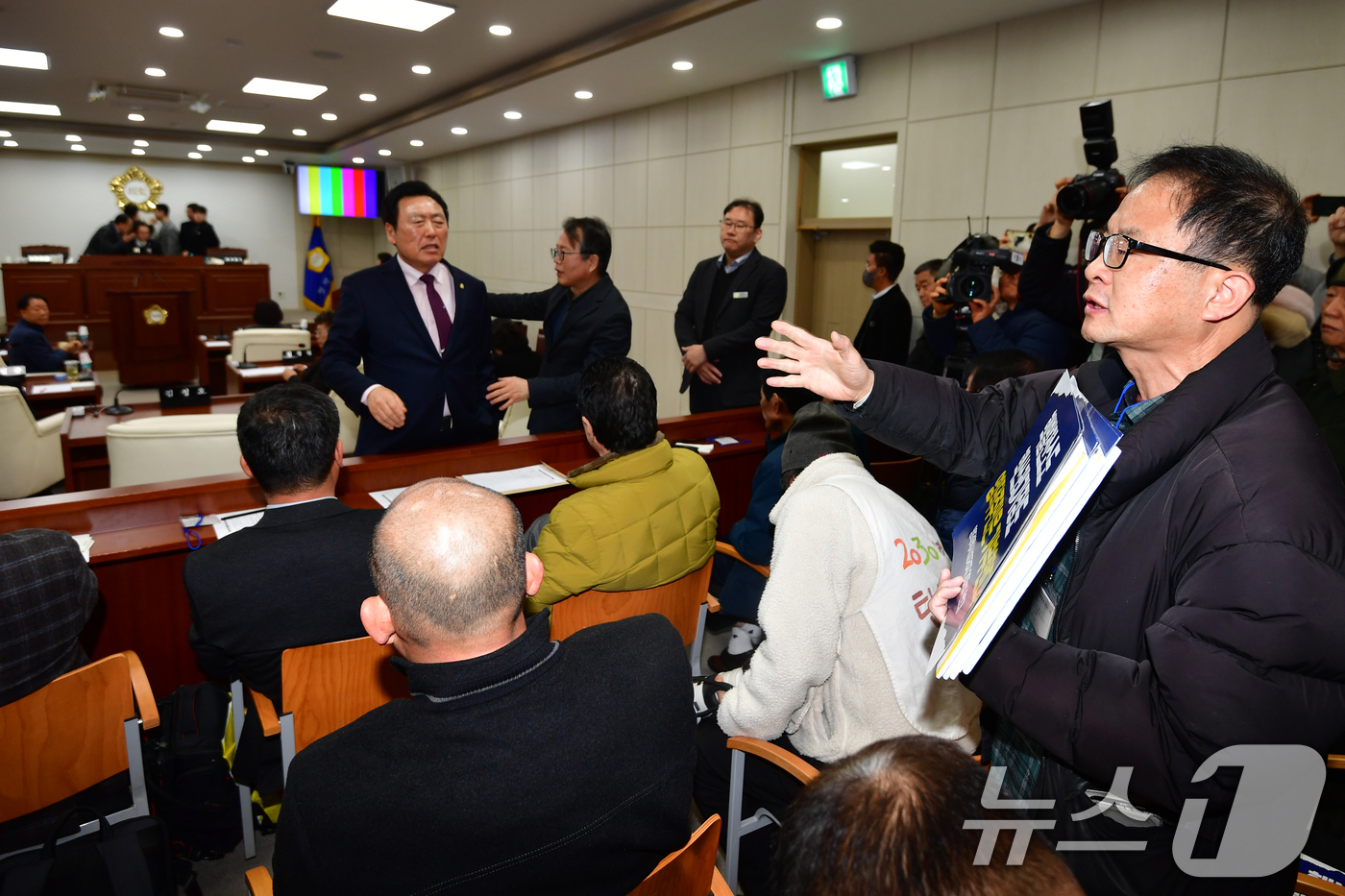 (영덕=뉴스1) 최창호 기자 = 24일 경북 영덕군의회에서 열린 정부의 제11차 전력수급기본계획에 따라 추진 중인 신규 원전 2기의 유치 신청 동의안 투표에 앞서 원전 반대 시민단 …