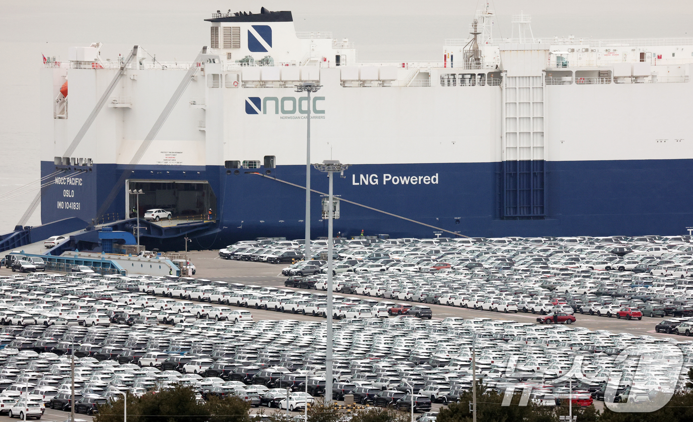 (평택=뉴스1) 김영운 기자 = 도널드 트럼프 미국 대통령의 새로운 '글로벌 관세'가 전격 발효됐다.지난 20일 연방대법원은 국제비상경제권법(IEEPA)에 근거한 트럼프 대통령의 …