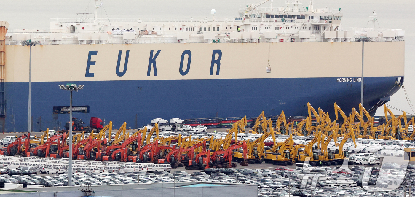 (평택=뉴스1) 김영운 기자 = 도널드 트럼프 미국 대통령의 새로운 '글로벌 관세'가 발효됐다.지난 20일 연방대법원은 국제비상경제권법(IEEPA)에 근거한 트럼프 대통령의 관세 …