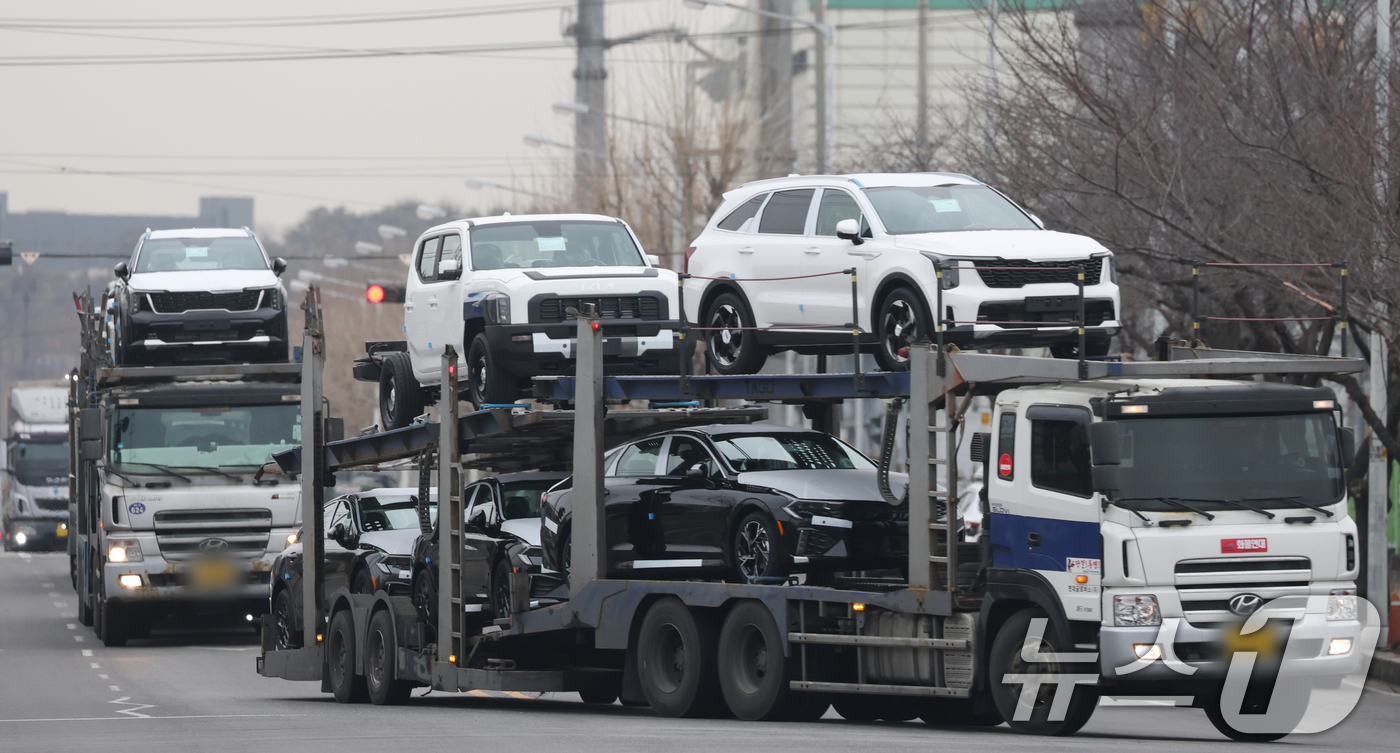 (평택=뉴스1) 김영운 기자 = 도널드 트럼프 미국 대통령의 새로운 '글로벌 관세'가 발효됐다.지난 20일 연방대법원은 국제비상경제권법(IEEPA)에 근거한 트럼프 대통령의 관세 …