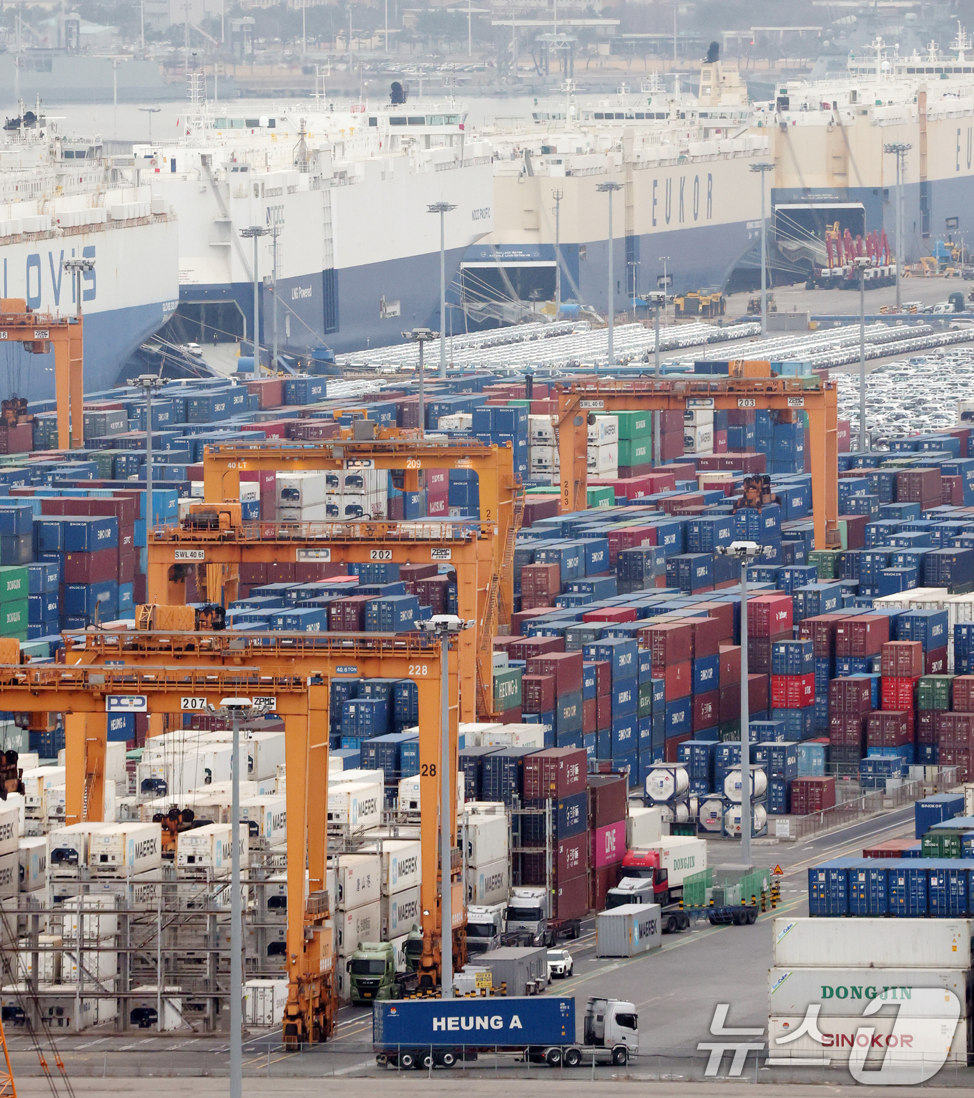 (평택=뉴스1) 김영운 기자 = 도널드 트럼프 미국 대통령의 새로운 '글로벌 관세'가 발효됐다.지난 20일 연방대법원은 국제비상경제권법(IEEPA)에 근거한 트럼프 대통령의 관세 …