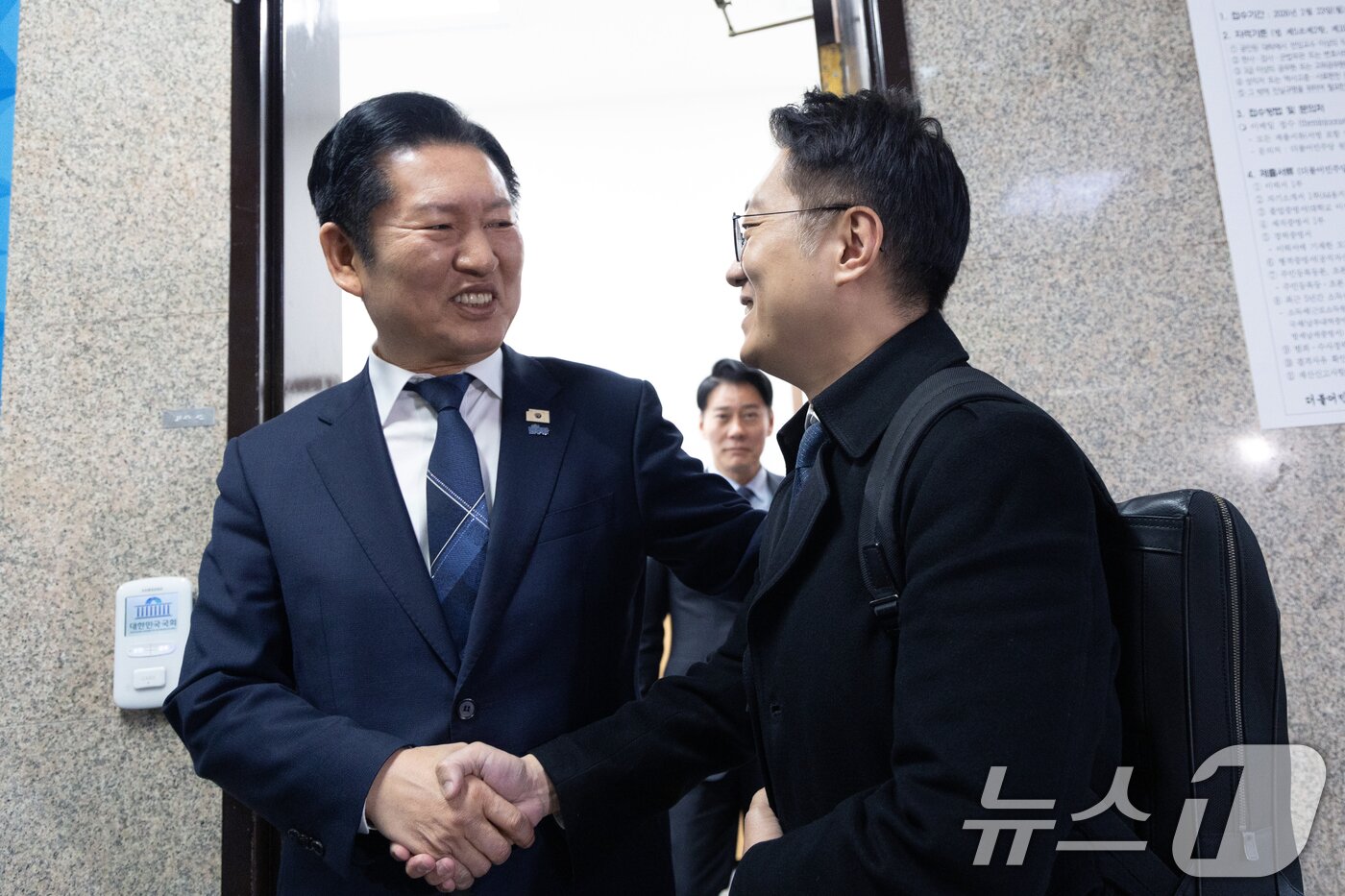 본문 이미지 - 정청래 더불어민주당 대표가 24일 서울 여의도 국회에서 김남준 전 청와대 대변인과 면담을 마치고 배웅하고 있다. 2026.2.24 ⓒ 뉴스1 이승배 기자