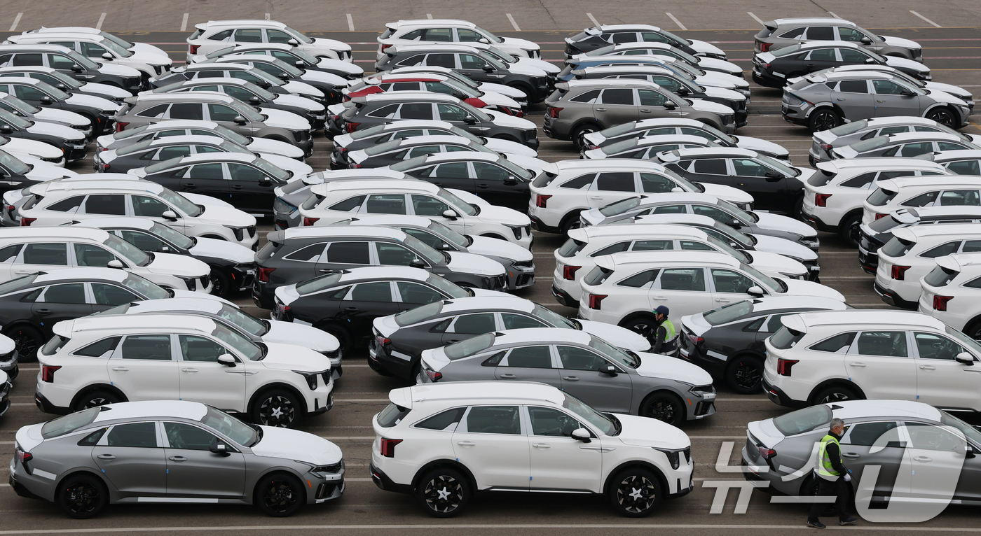 (평택=뉴스1) 김영운 기자 = 도널드 트럼프 미국 대통령의 새로운 '글로벌 관세'가 발효됐다.지난 20일 연방대법원은 국제비상경제권법(IEEPA)에 근거한 트럼프 대통령의 관세 …