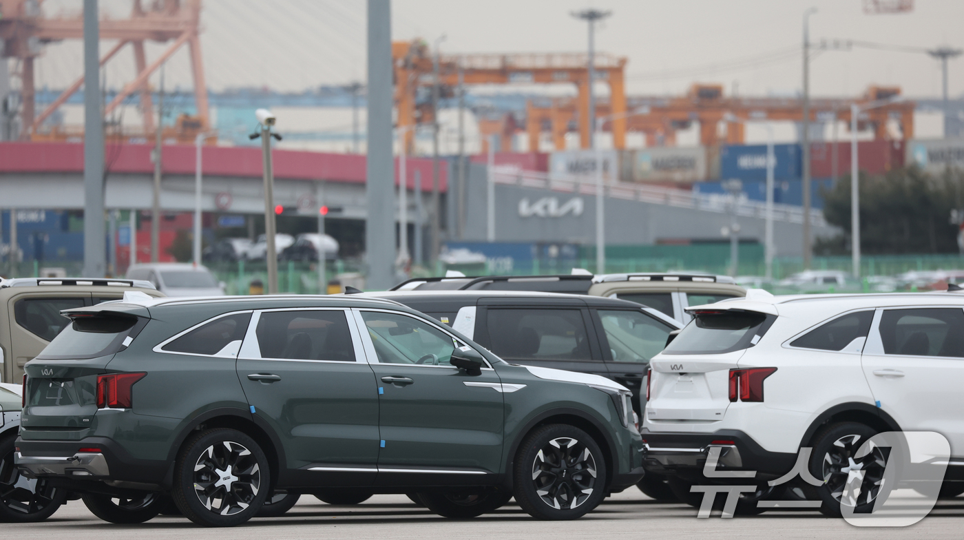 (평택=뉴스1) 김영운 기자 = 도널드 트럼프 미국 대통령의 새로운 '글로벌 관세'가 발효됐다.지난 20일 연방대법원은 국제비상경제권법(IEEPA)에 근거한 트럼프 대통령의 관세 …