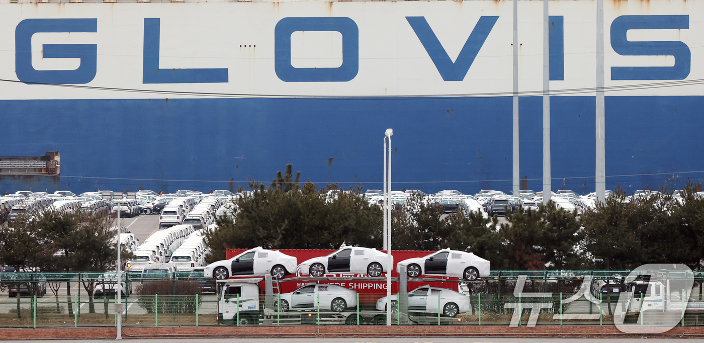 (평택=뉴스1) 김영운 기자 = 도널드 트럼프 미국 대통령의 새로운 '글로벌 관세'가 발효됐다.지난 20일 연방대법원은 국제비상경제권법(IEEPA)에 근거한 트럼프 대통령의 관세 …