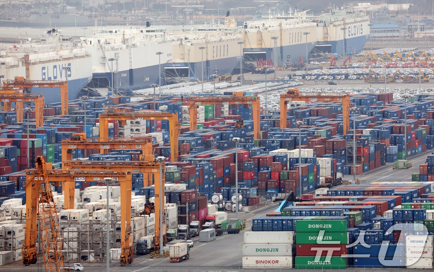 본문 이미지 - 도널드 트럼프 미국 대통령의 새로운 '글로벌 관세'가 발효됐다. 지난 20일 연방대법원은 국제비상경제권법(IEEPA)에 근거한 트럼프 대통령의 관세 부과는 위법하다고 판결했다. 이에 트럼프 대통령은 '1974년 무역법 122조'를 근거로 전 세계 수입품에 10%의 일괄 관세를 부과하겠다고 발표했다. 사진은 24일 경기 평택시 포승읍 평택항의 모습. 2026.2.24 ⓒ 뉴스1 김영운 기자