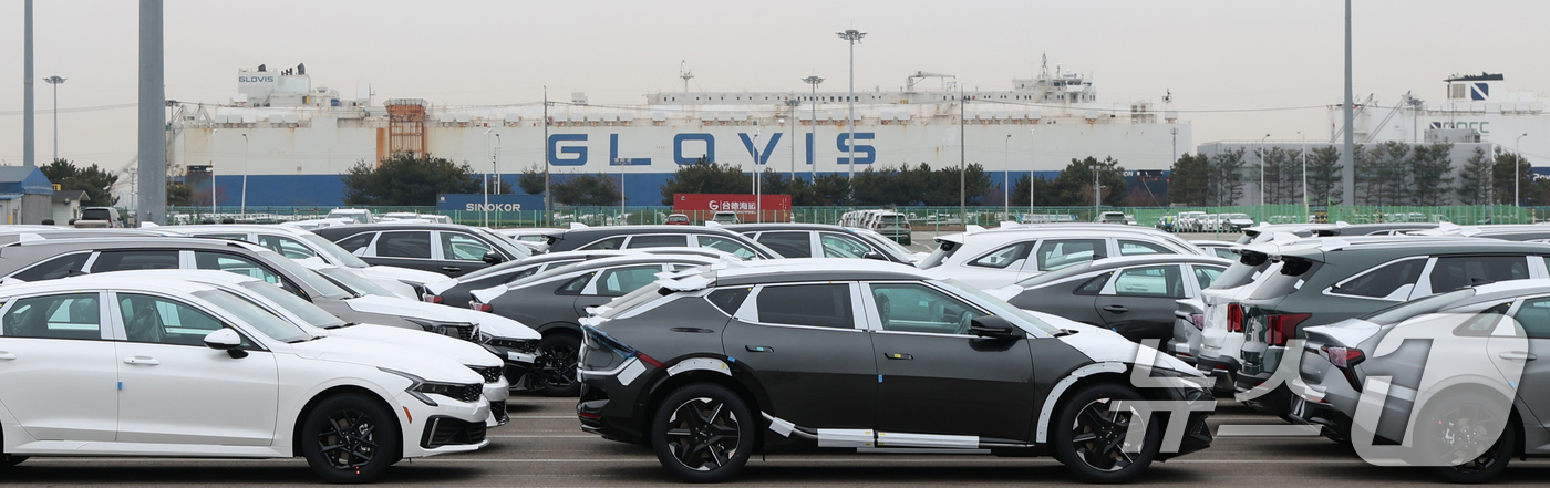 (평택=뉴스1) 김영운 기자 = 도널드 트럼프 미국 대통령의 새로운 '글로벌 관세'가 발효됐다.지난 20일 연방대법원은 국제비상경제권법(IEEPA)에 근거한 트럼프 대통령의 관세 …