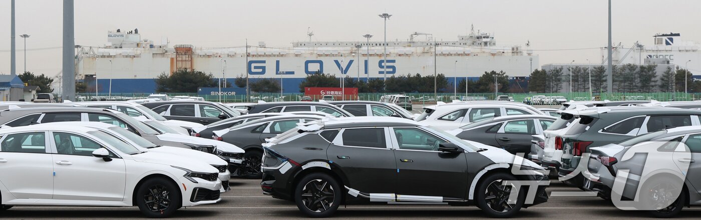 본문 이미지 - 도널드 트럼프 미국 대통령의 새로운 '글로벌 관세'가 발효됐다. 지난 20일 연방대법원은 국제비상경제권법(IEEPA)에 근거한 트럼프 대통령의 관세 부과는 위법하다고 판결했다. 이에 트럼프 대통령은 '1974년 무역법 122조'를 근거로 전 세계 수입품에 10%의 일괄 관세를 부과하겠다고 발표했다. 사진은 24일 경기 평택시 포승읍 평택항의 모습. 2026.2.24 ⓒ 뉴스1 김영운 기자