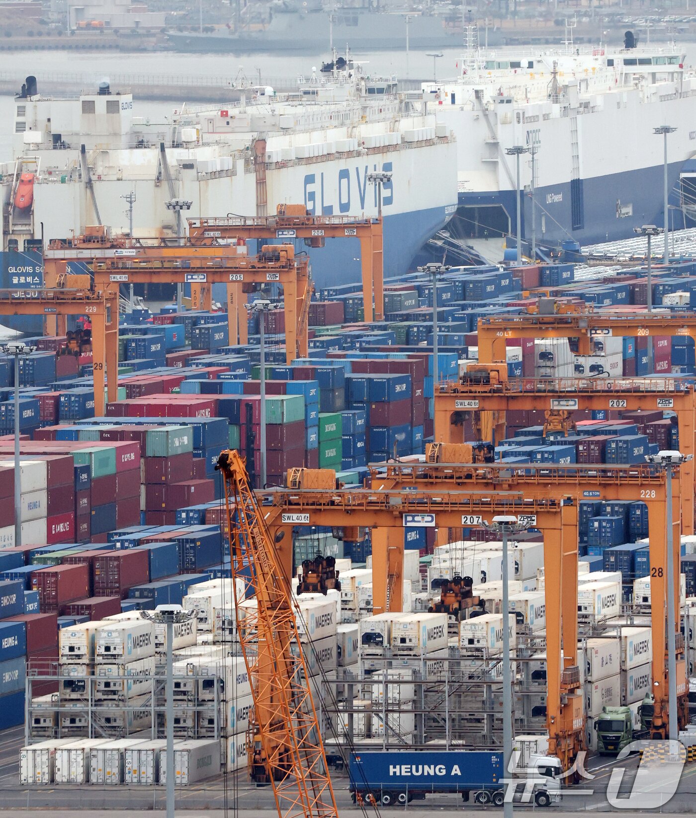 본문 이미지 -  사진은 24일 경기 평택시 포승읍 평택항의 모습. 2026.2.24 ⓒ 뉴스1 김영운 기자