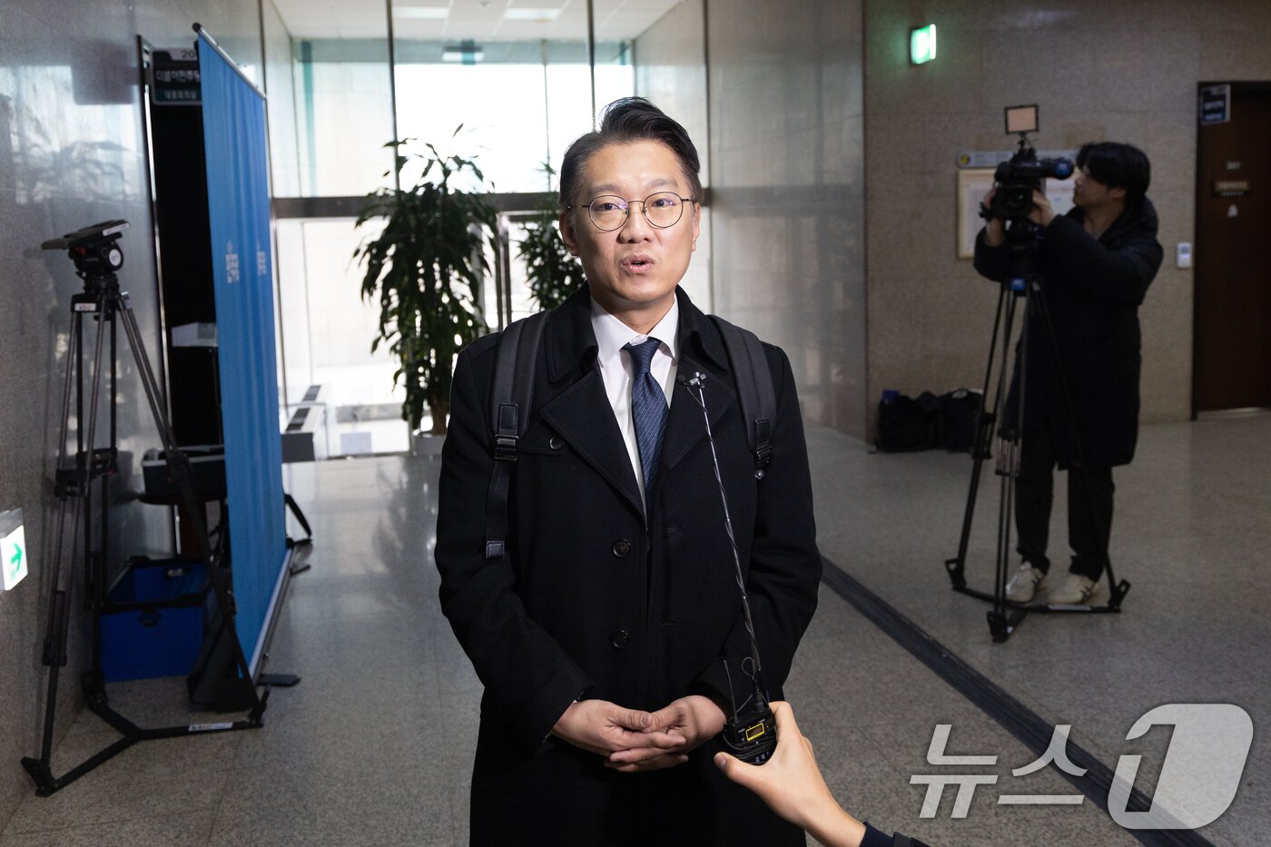 본문 이미지 - 김남준 전 청와대 대변인이 지난 2월 24일 서울 여의도 국회에서 정청래 더불어민주당 대표와 면담을 마치고 취재진의 질문에 답하고 있다. 2026.2.24 ⓒ 뉴스1 이승배 기자