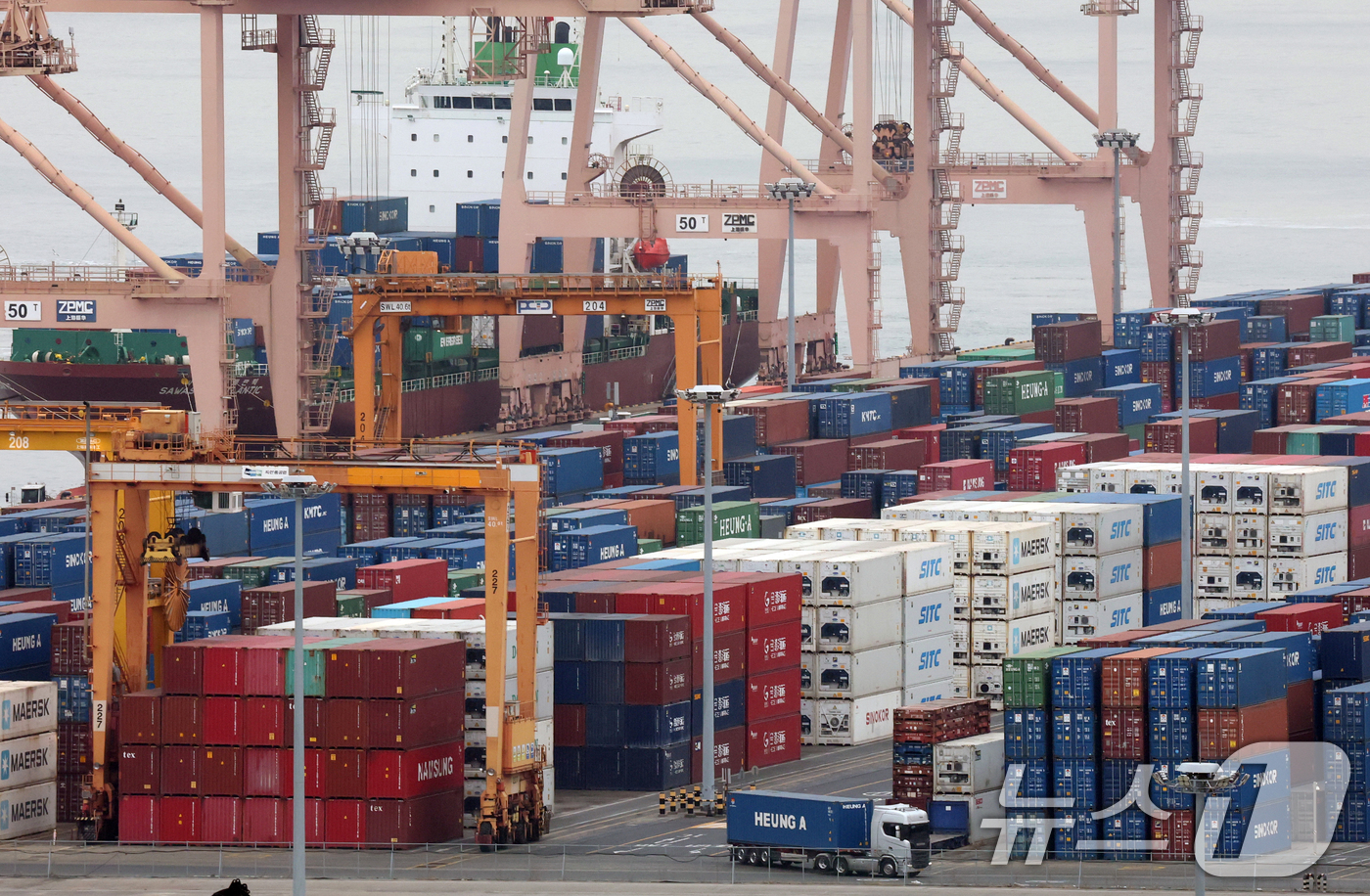 (평택=뉴스1) 김영운 기자 = 도널드 트럼프 미국 대통령의 새로운 '글로벌 관세'가 발효됐다.지난 20일 연방대법원은 국제비상경제권법(IEEPA)에 근거한 트럼프 대통령의 관세 …