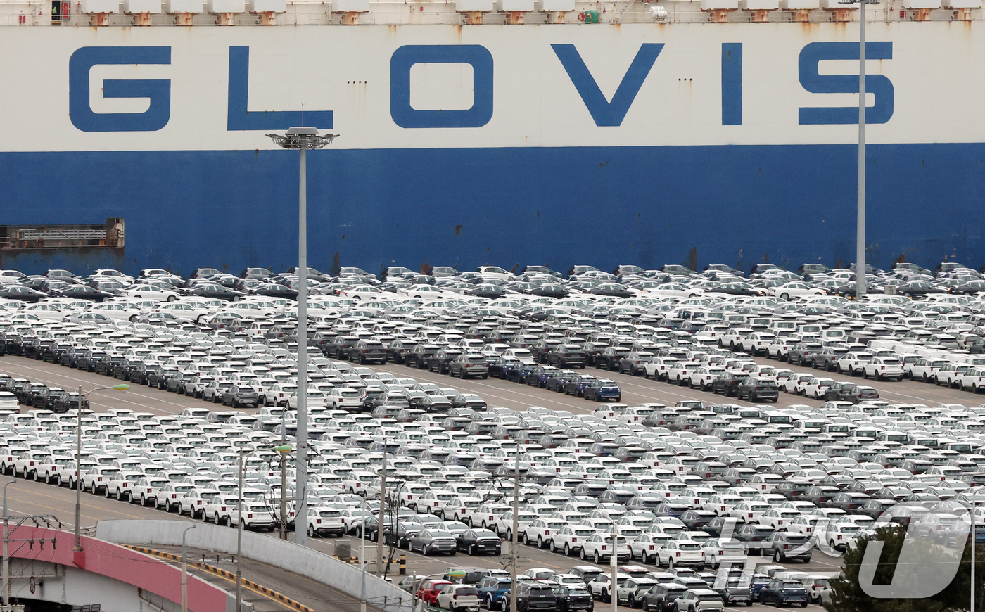 (평택=뉴스1) 김영운 기자 = 도널드 트럼프 미국 대통령의 새로운 '글로벌 관세'가 발효됐다.지난 20일 연방대법원은 국제비상경제권법(IEEPA)에 근거한 트럼프 대통령의 관세 …