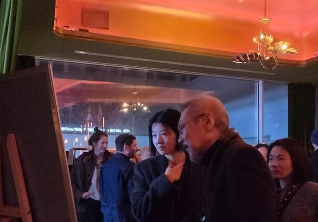 홍상수, 베를린영화제서 송선미와 포착…김민희와 득남 후 근황