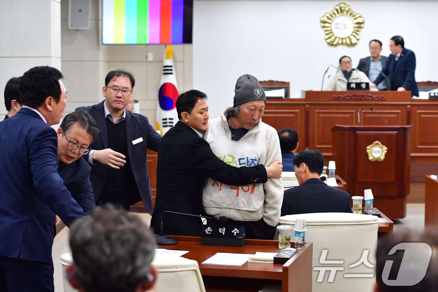 (영덕=뉴스1) 최창호 기자 = 24일 경북 영덕군의회에서 열린 정부의 제11차 전력수급기본계획에 따라 추진 중인 신규 원전 2기의 유치 신청 동의안 투표에 앞서 장애인들의 이동권 …