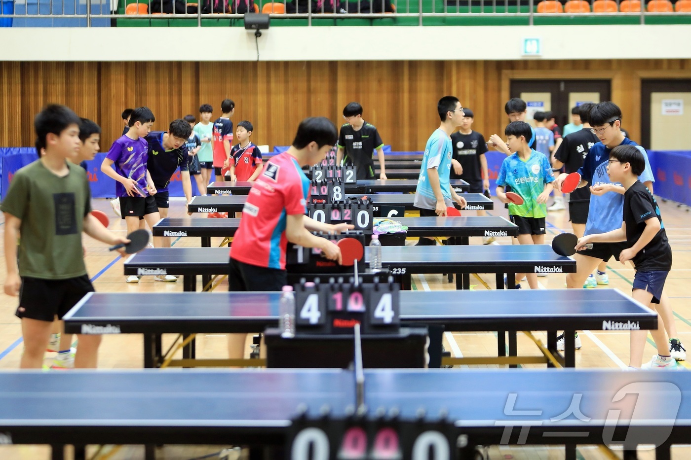 (인제=뉴스1) 이종재 기자 = 강원 인제군탁구협회가 주관주최하는 '2026 하늘내린 인제 전국 탁구 스토브리그'가 24일 인제체육관에서 100여명이 참여한 가운데 진행됐다.(인제 …