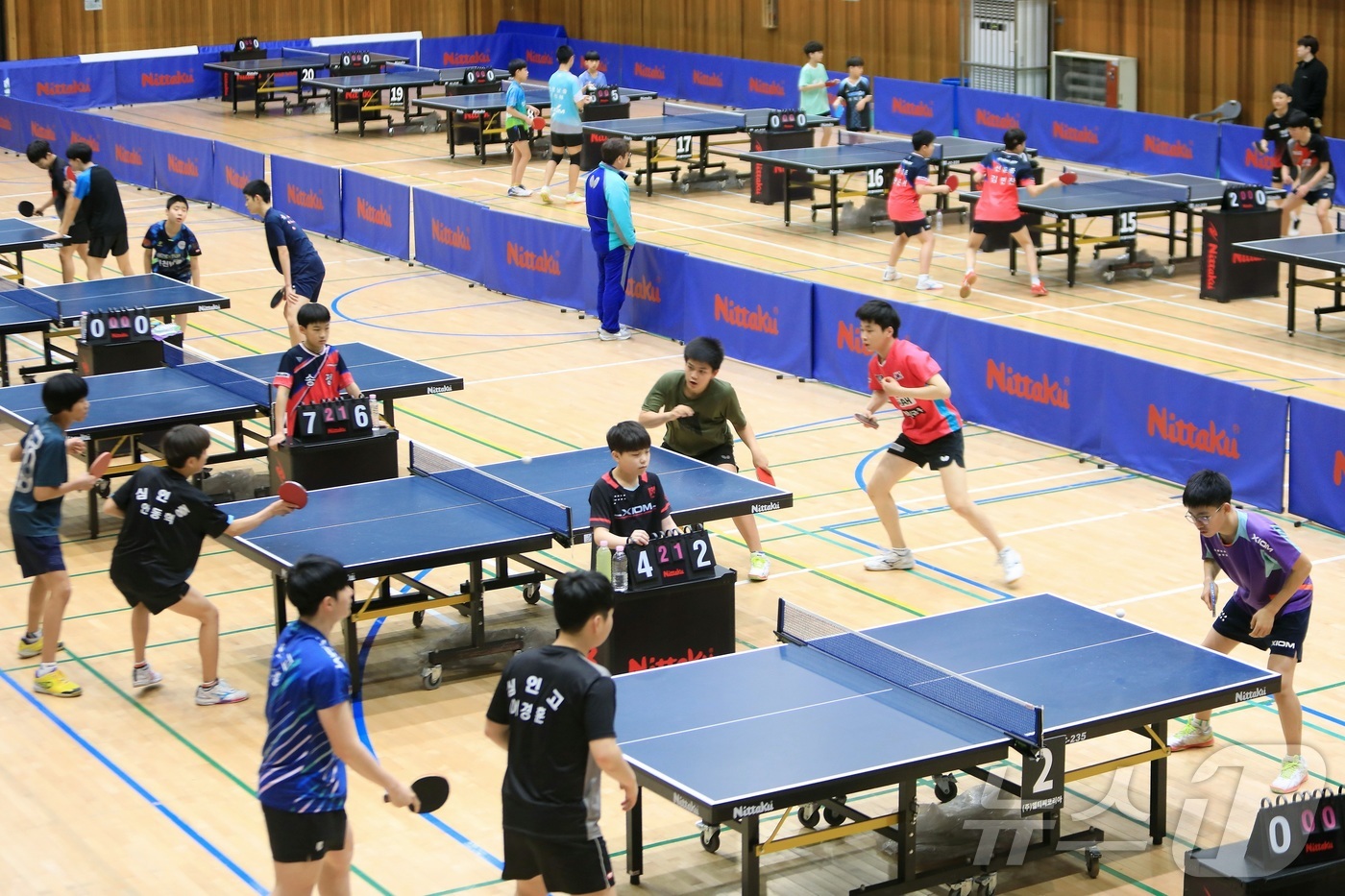 (인제=뉴스1) 이종재 기자 = 강원 인제군탁구협회가 주관주최하는 '2026 하늘내린 인제 전국 탁구 스토브리그'가 24일 인제체육관에서 100여명이 참여한 가운데 진행됐다.(인제 …