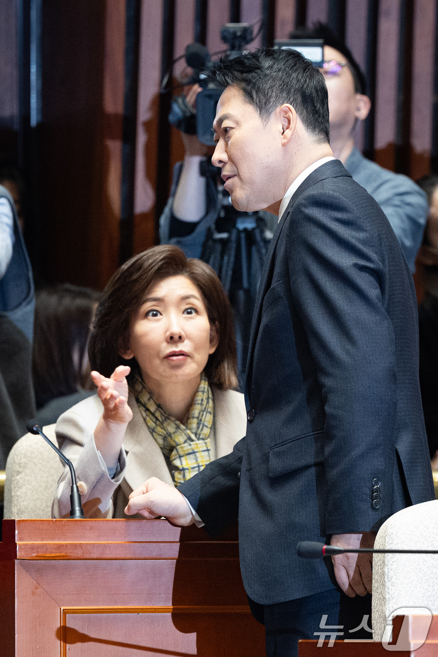 (서울=뉴스1) 유승관 기자 = 장동혁 국민의힘 대표와 법제사법위원회 나경원 의원이 24일 서울 여의도 국회에서 열린 의원총회에 참석해 대화하고 있다. 2026.2.24/뉴스1