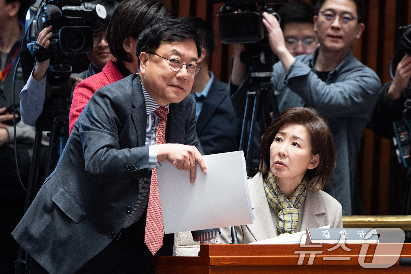 (서울=뉴스1) 유승관 기자 = 서범수 행정안전위원회 국민의힘 간사와 나경원 법사위원이 24일 서울 여의도 국회에서 열린 의원총회에 참석해 대화하고 있다. 2026.2.24/뉴스1 …