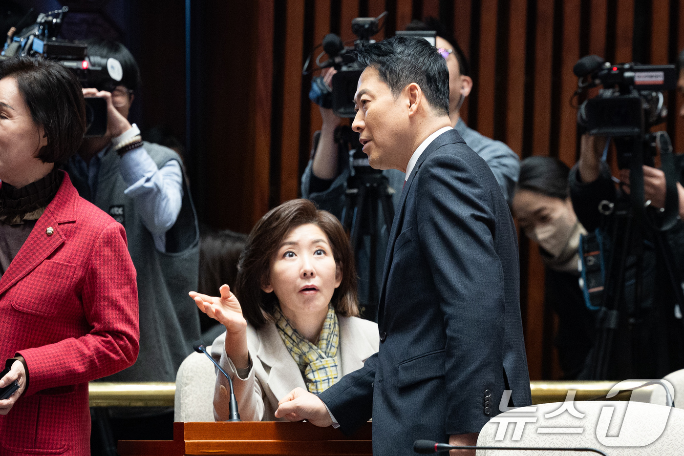 (서울=뉴스1) 유승관 기자 = 장동혁 국민의힘 대표와 법제사법위원회 나경원 의원이 24일 서울 여의도 국회에서 열린 의원총회에 참석해 대화하고 있다. 2026.2.24/뉴스1