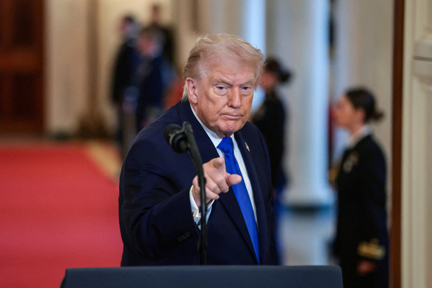 미국인 55% "트럼프, 美 잘못된 방향 이끌어"…여론 악화 가속