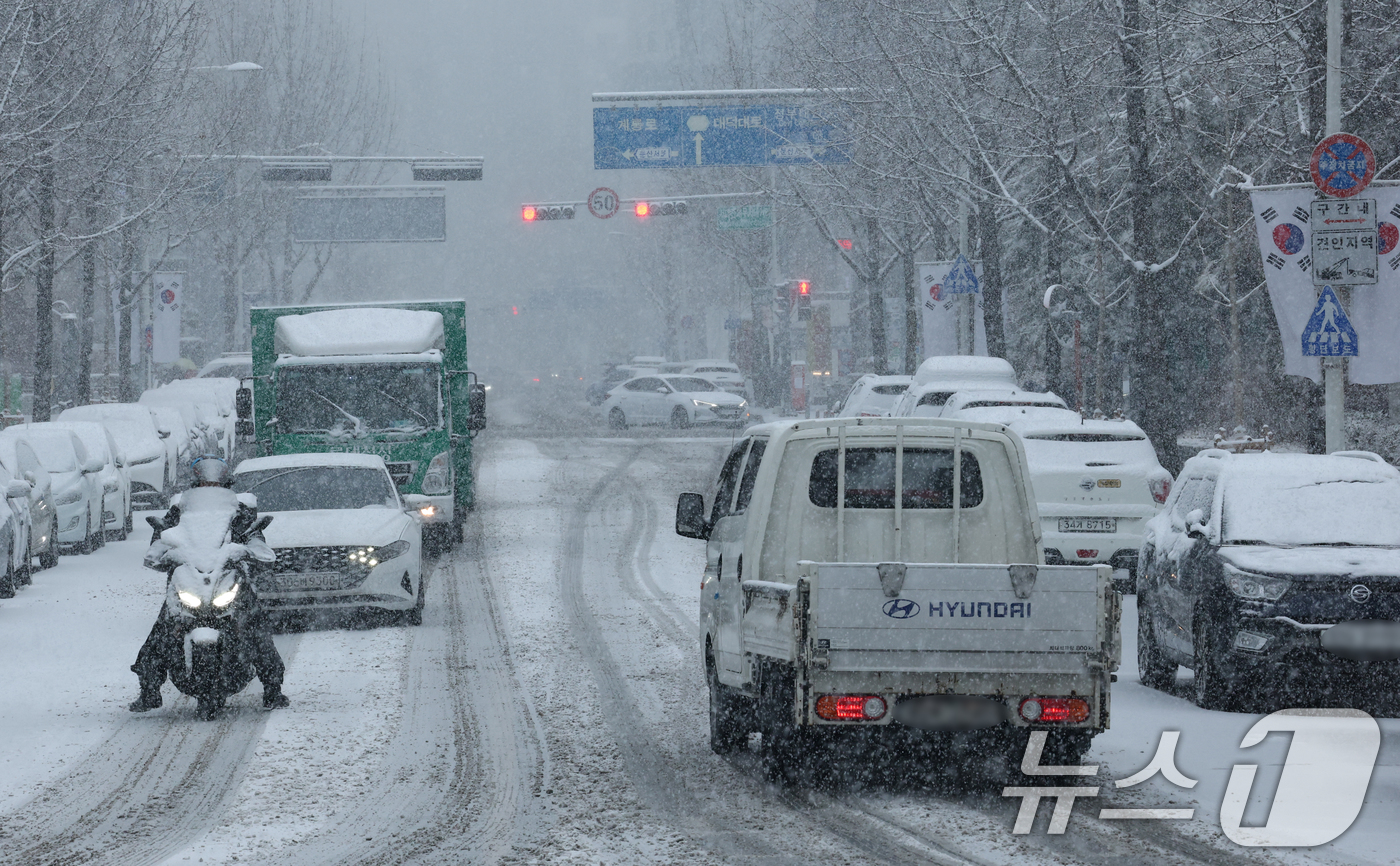(대전=뉴스1) 김기태 기자 = 대전과 충청지역 곳곳에 대설주의보가 발효된 24일 대전 서구에서 차량이 서행하고 있다. 2026.2.24/뉴스1