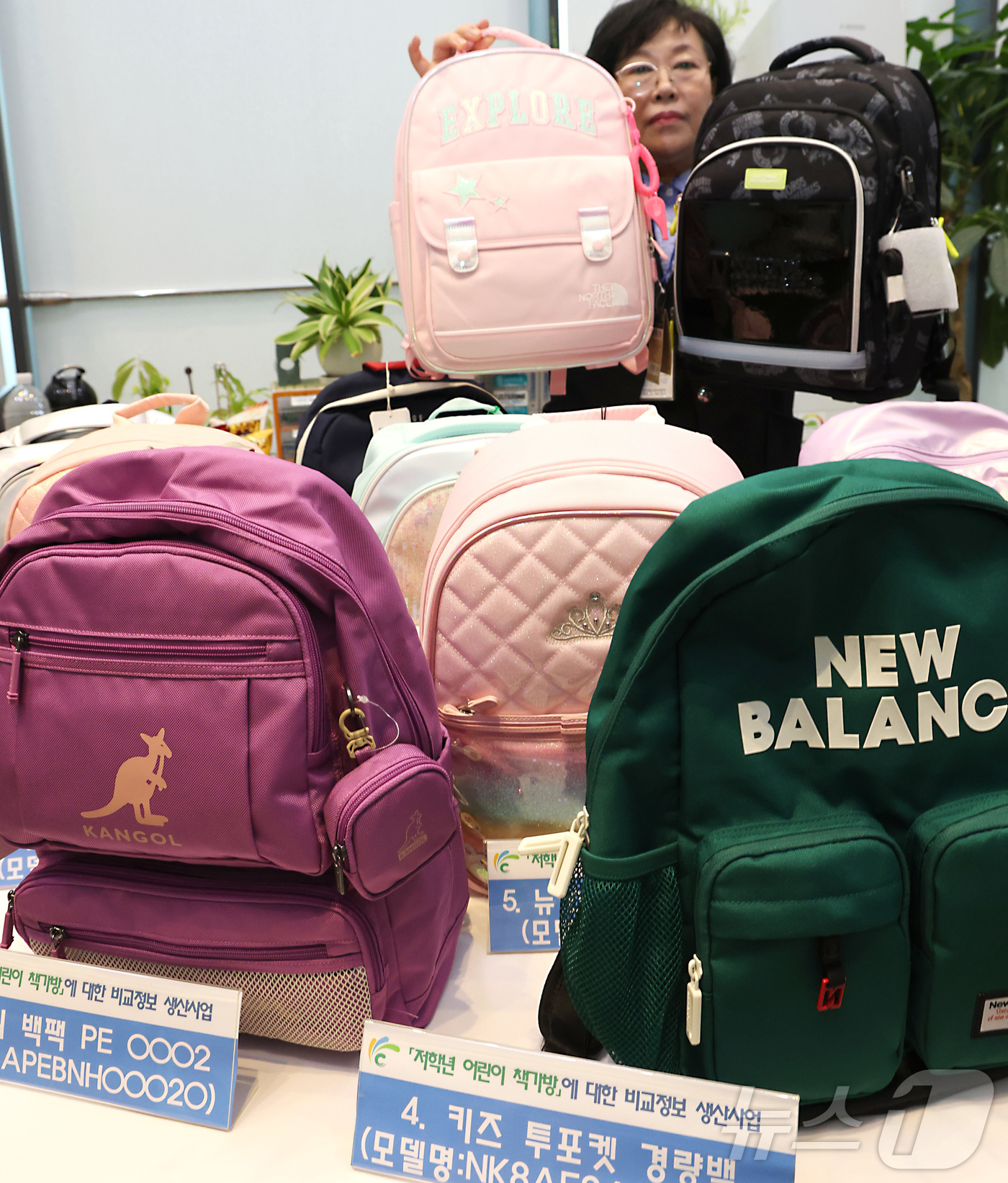 (세종=뉴스1) 김기남 기자 = 한국소비자연맹 부산·경남 관계자가 24일 세종시 정부세종청사 공정거래위원회에서 시중에 판매 중인 저학년 어린이 책가방 10개 제품에 대한 화학적·물 …