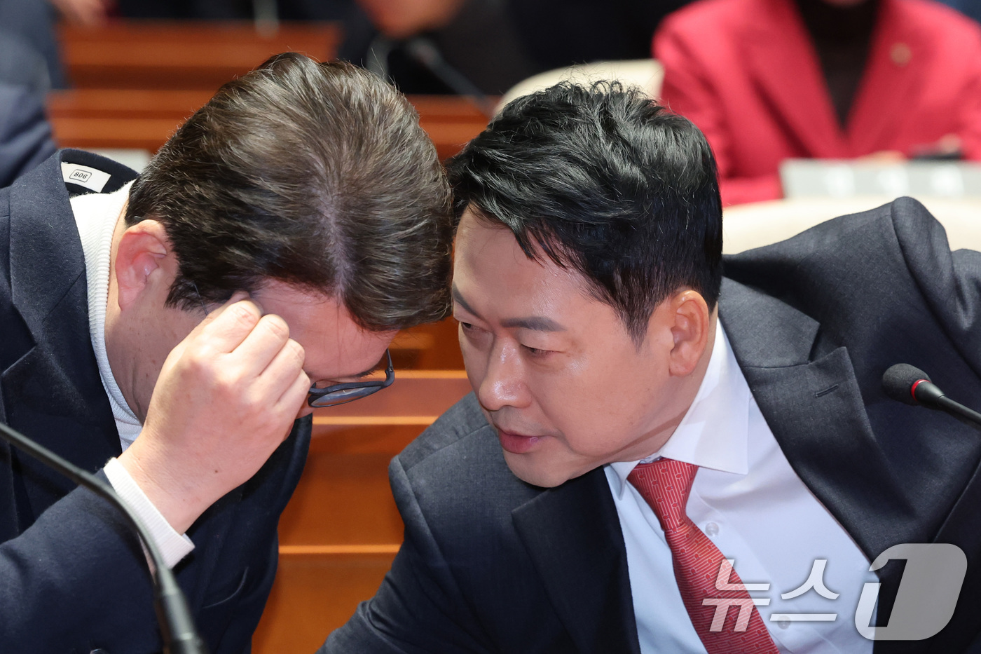 (서울=뉴스1) 신웅수 기자 = 장동혁 국민의힘 원내대표와 신동욱 최고위원이 24일 서울 여의도 국회에서 열린 의원총회에서 대화하고 있다. 2026.2.24/뉴스1