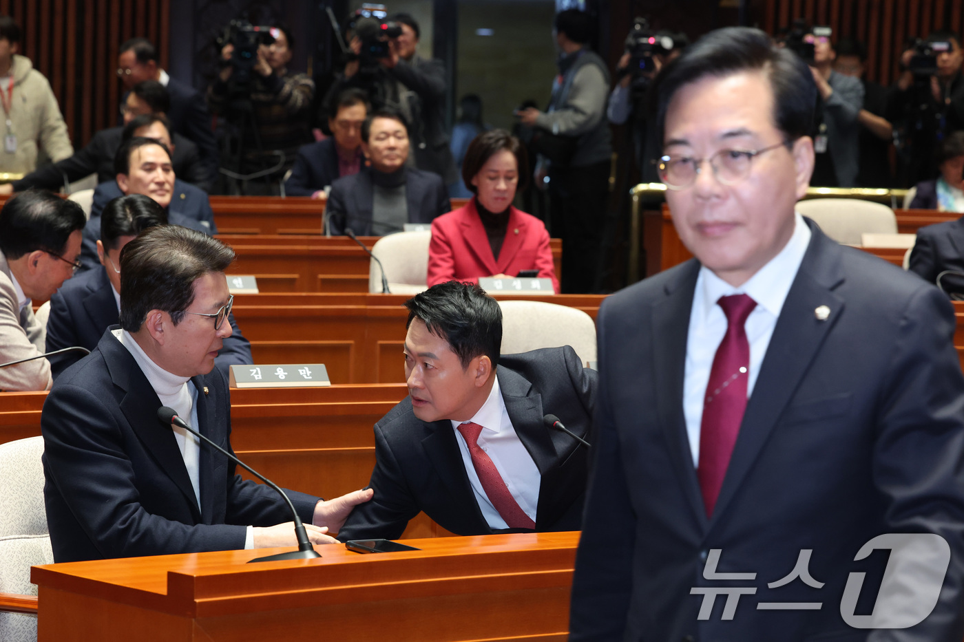 (서울=뉴스1) 신웅수 기자 = 장동혁 국민의힘 원내대표와 신동욱 최고위원이 24일 서울 여의도 국회에서 열린 의원총회에서 대화하고 있다. 2026.2.24/뉴스1