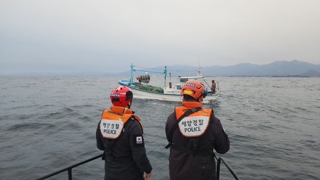 속초해경, 고성 앞바다서 프로펠러에 그물 감긴 어선 구조