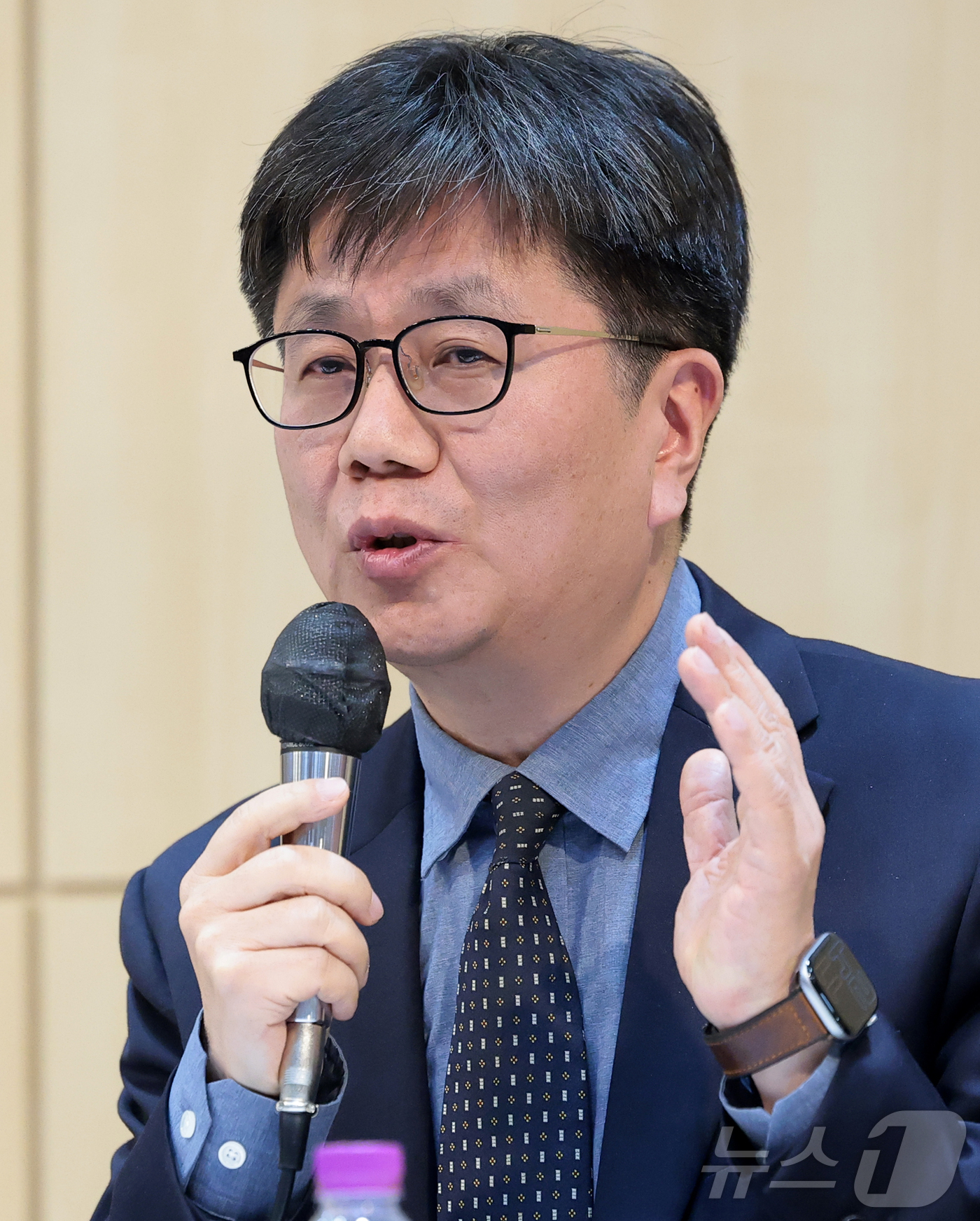 (서울=뉴스1) 권현진 기자 = 염종선 창비 대표이사가 24일 오전 서울 마포구 창비서교빌딩 50주년홀에서 열린 '창작과비평' 창간 60주년 기념 신년 기자간담회에서 취재진 질문에 …