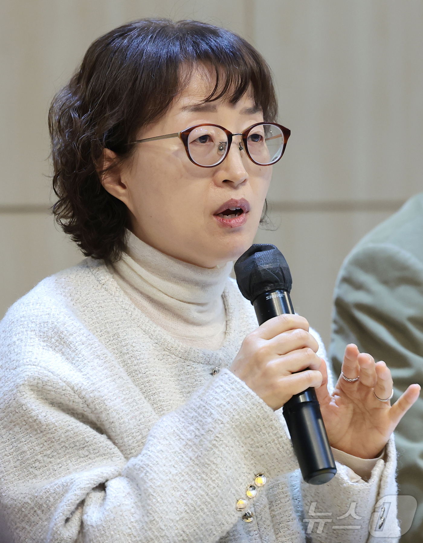 (서울=뉴스1) 권현진 기자 = 황정아 편집부주간이 24일 오전 서울 마포구 창비서교빌딩 50주년홀에서 열린 '창작과비평' 창간 60주년 기념 신년 기자간담회에서 취재진 질문에 답 …