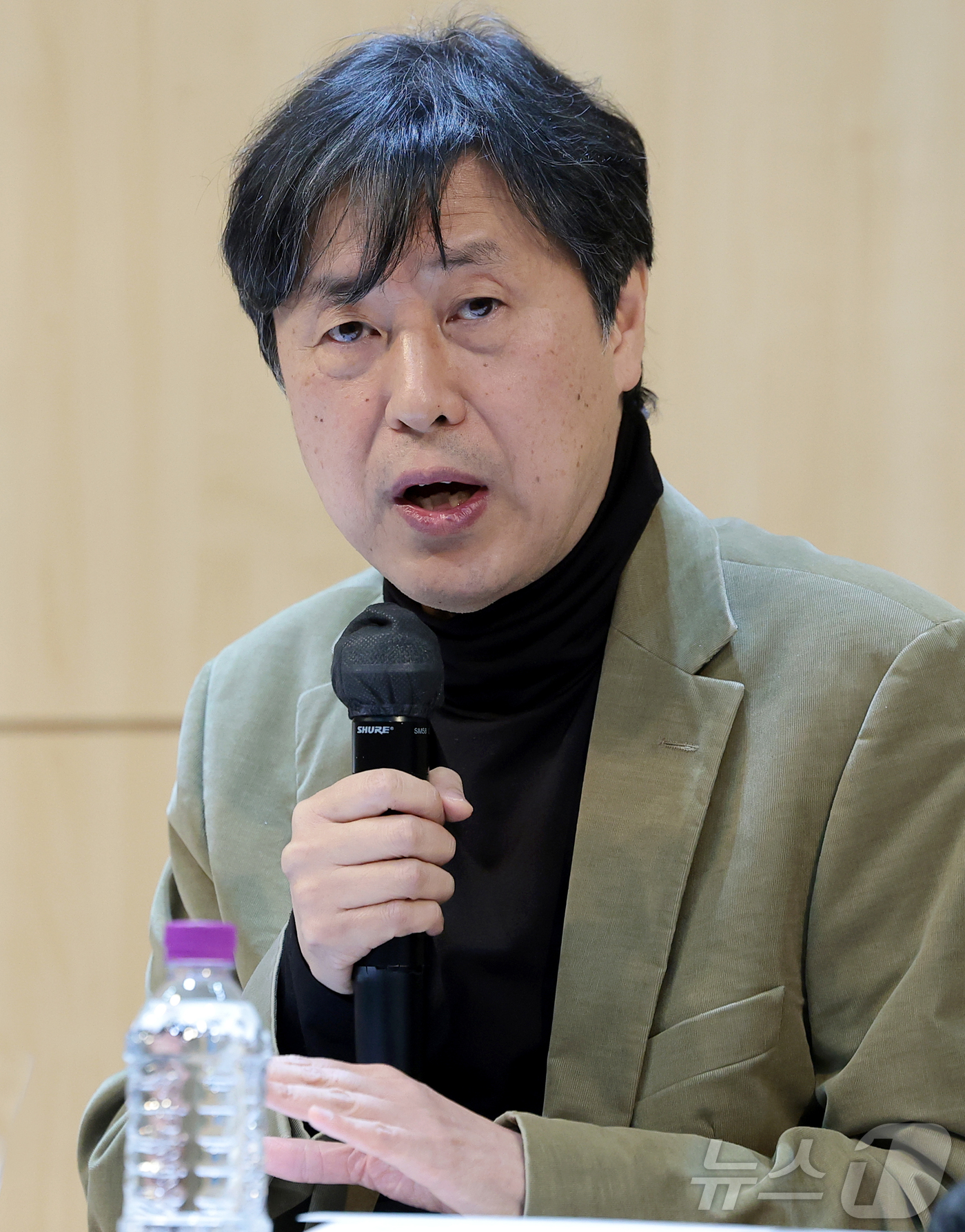 (서울=뉴스1) 권현진 기자 = 이남주 편집주간이 24일 오전 서울 마포구 창비서교빌딩 50주년홀에서 열린 '창작과비평' 창간 60주년 기념 신년 기자간담회에서 취재진 질문에 답하 …