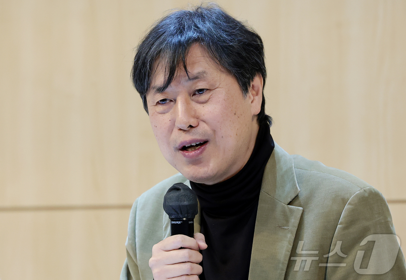 (서울=뉴스1) 권현진 기자 = 이남주 편집주간이 24일 오전 서울 마포구 창비서교빌딩 50주년홀에서 열린 '창작과비평' 창간 60주년 기념 신년 기자간담회에서 인사말을 하고 있다 …