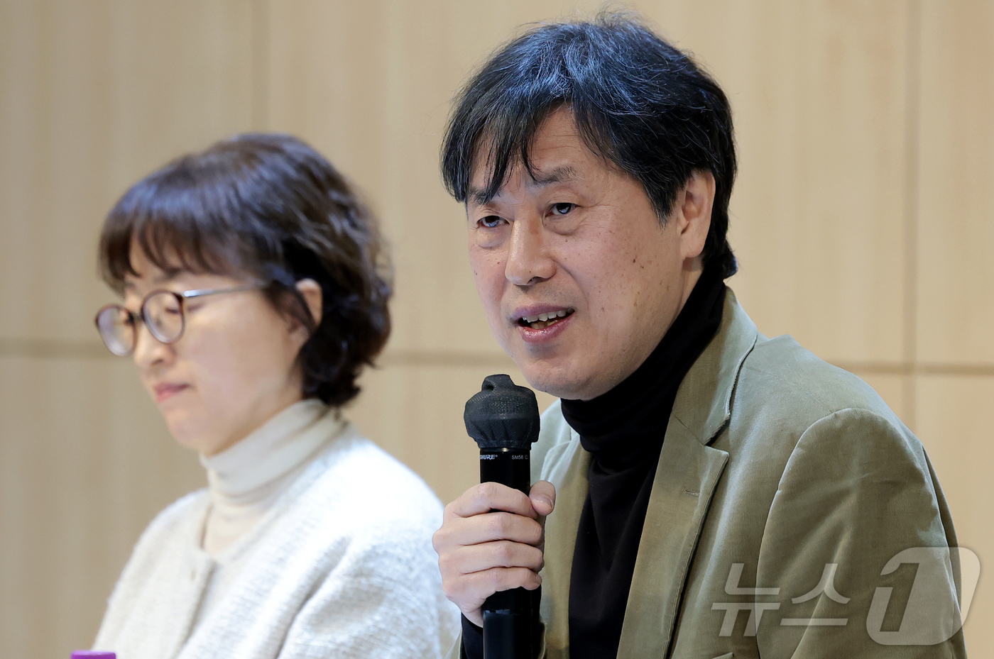 (서울=뉴스1) 권현진 기자 = 이남주 편집주간(오른쪽)이 24일 오전 서울 마포구 창비서교빌딩 50주년홀에서 열린 '창작과비평' 창간 60주년 기념 신년 기자간담회에서 취재진 질 …