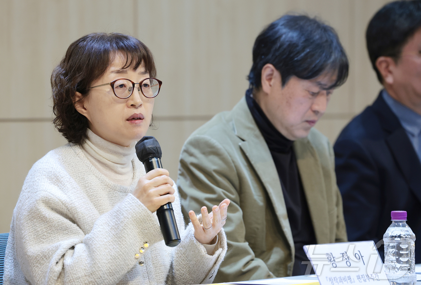 (서울=뉴스1) 권현진 기자 = 황정아 편집부주간이 24일 오전 서울 마포구 창비서교빌딩 50주년홀에서 열린 '창작과비평' 창간 60주년 기념 신년 기자간담회에서 취재진 질문에 답 …