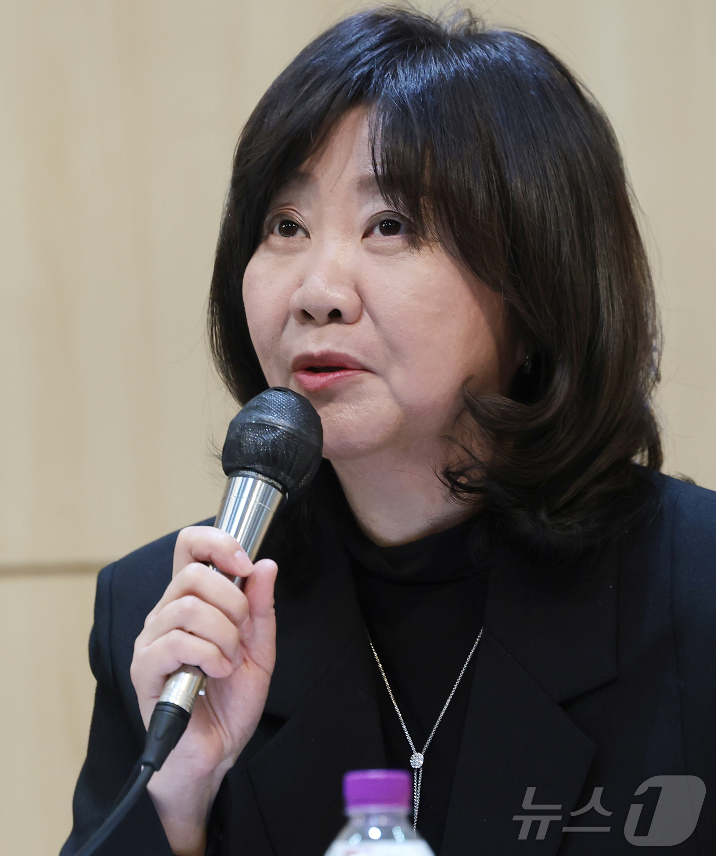 (서울=뉴스1) 권현진 기자 = 백지연 편집부주간이  24일 오전 서울 마포구 창비서교빌딩 50주년홀에서 열린 '창작과비평' 창간 60주년 기념 신년 기자간담회에서 취재진 질문에 …