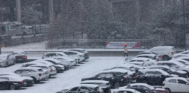 대전·세종·충남 대설주의보…눈 쌓인 주차장