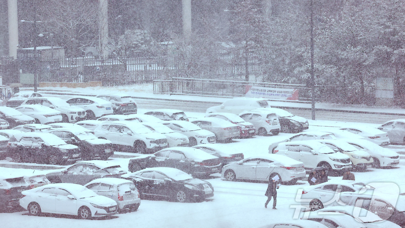 (세종=뉴스1) 김기남 기자 = 대전·세종·충남 남부권에 대설주의보가 발효된 24일 세종시 정부세종청사에 주차된 차량들에 눈이 쌓여가며 눈이 내리고 있다. 2026.2.24/뉴스1 …