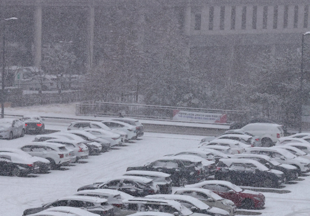 대전·세종·충남 대설주의보…눈 쌓인 주차장