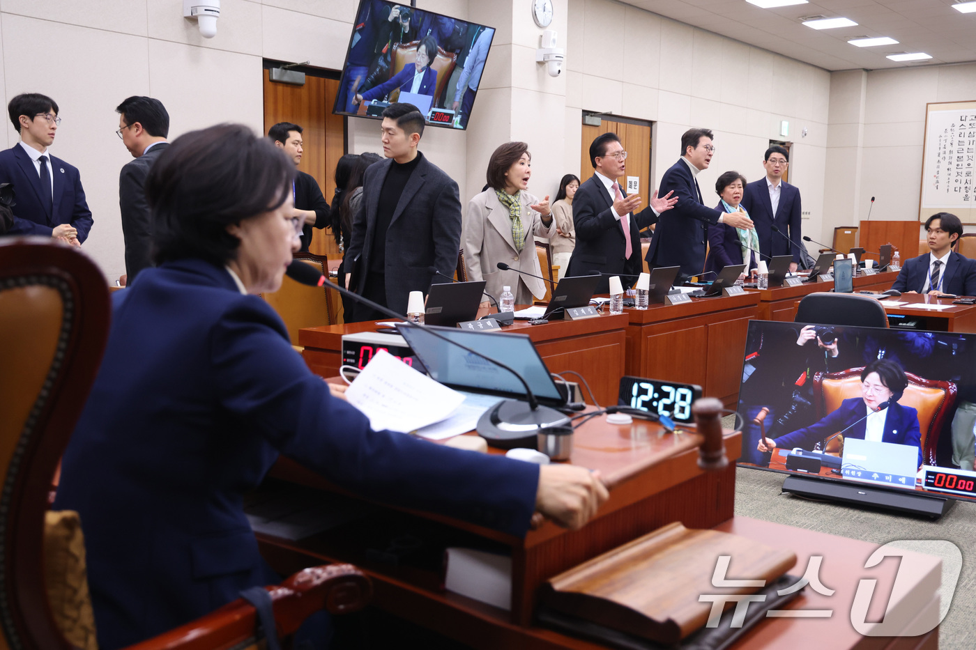 (서울=뉴스1) 신웅수 기자 = 24일 서울 여의도 국회에서 열린 법제사법위원회 전체회의에서 전남광주통합특별시 설치를 위한 특별법안(대안)이 가결되자 국민의힘 의원들이 퇴장하고 있 …