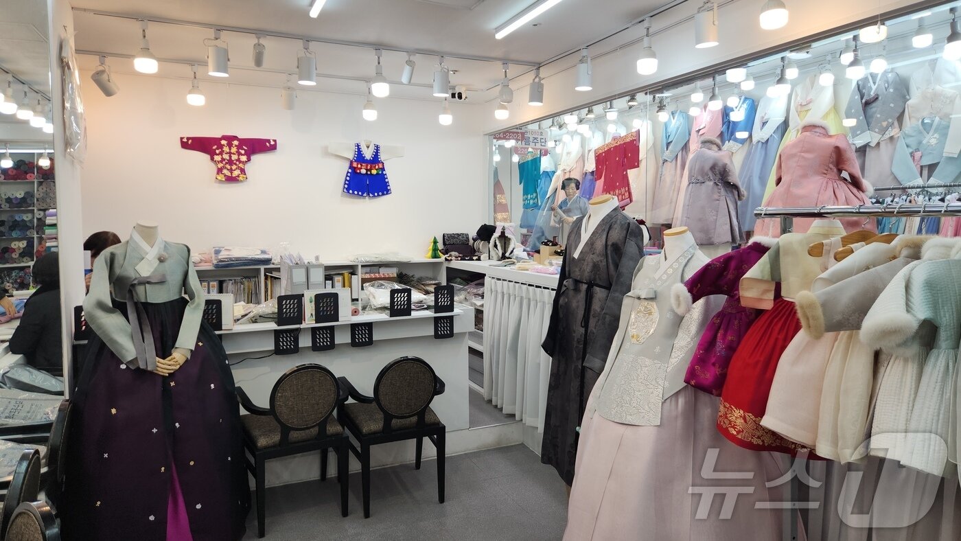 본문 이미지 - 김혜경 여사가 최근 방문했던 광장시장 한복 판매점. ⓒ 뉴스1 이재상 기자