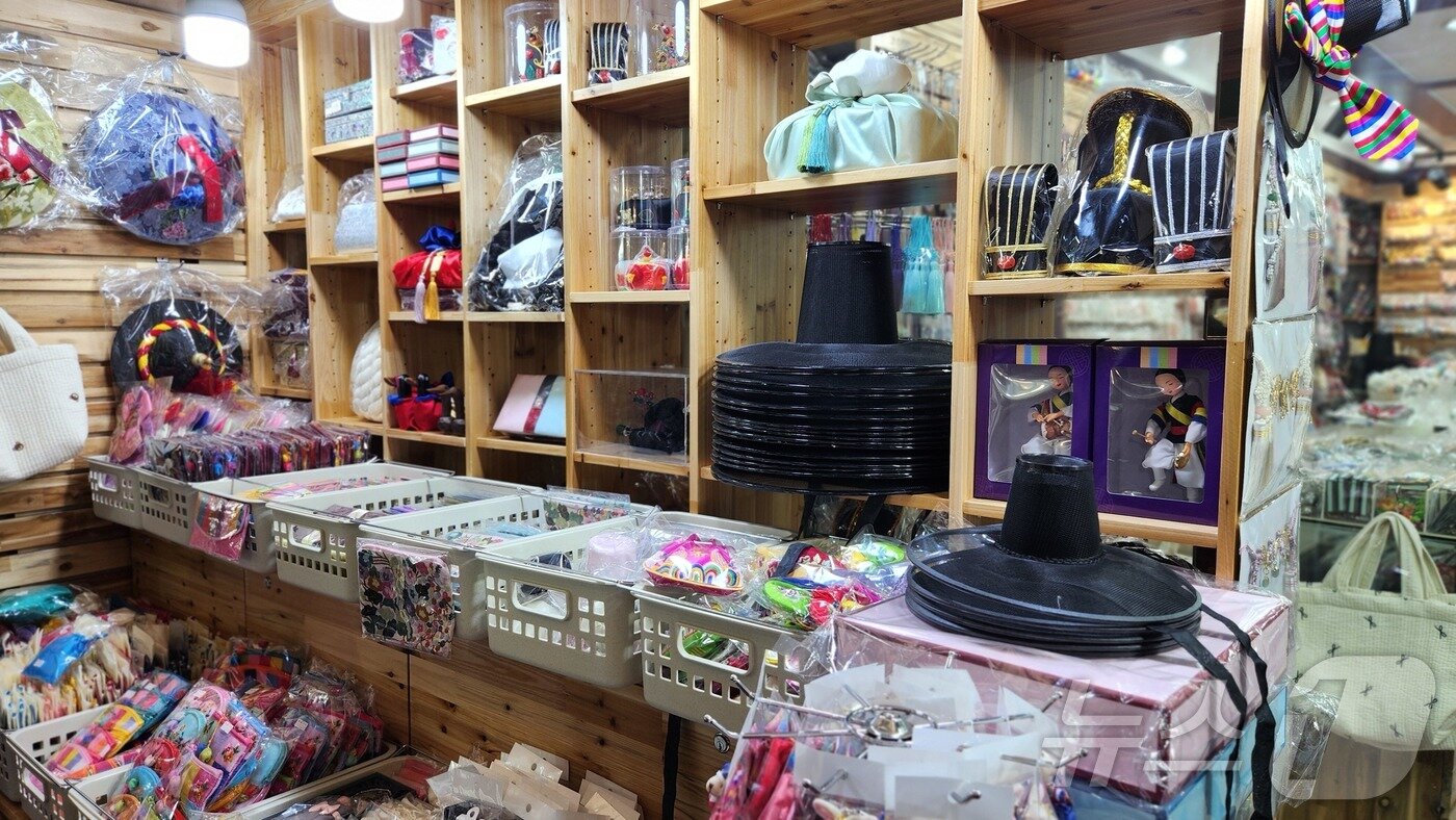 본문 이미지 - 24일 광장시장에서 갓을 비롯해 다양한 K-액세서리를 판매하고 있는 모습 ⓒ 뉴스1 이재상 기자